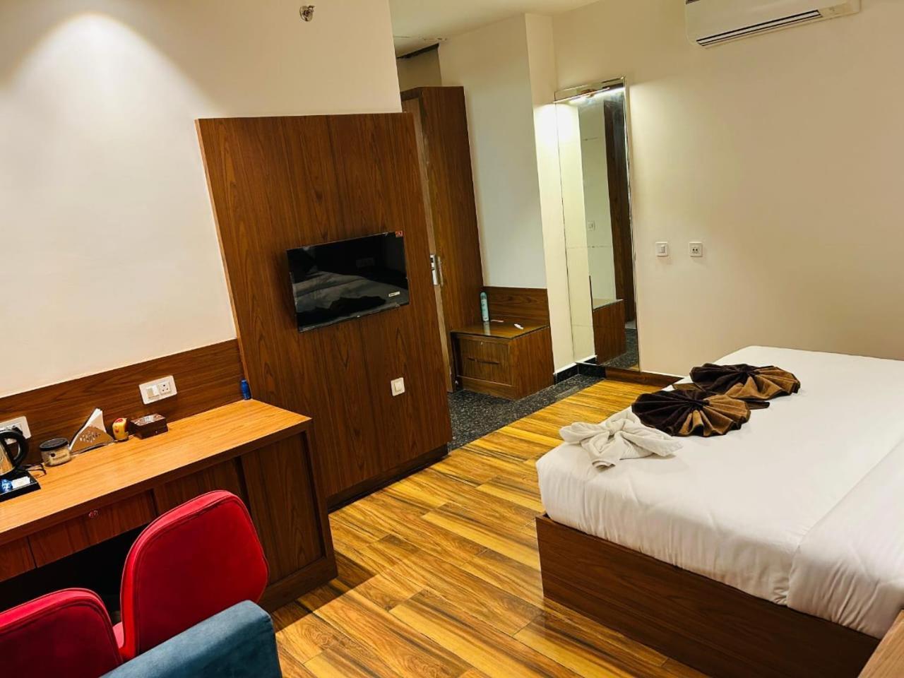 Hotel Swarn Bhoomi Kānpur Exterior foto